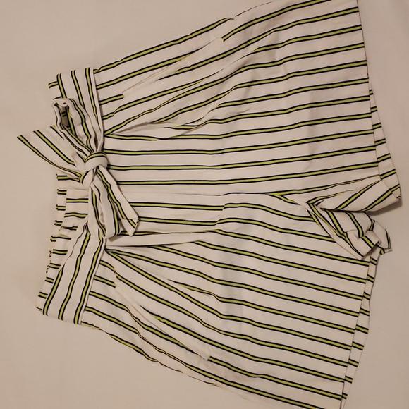 Gorgeous French white vertical striped shorts with bow and pockets -- XS - Picture 1 of 6
